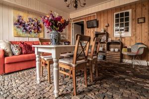 a living room with a table and a vase of flowers at B&B "de Kleine Vesting" in Elburg