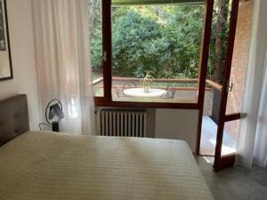1 dormitorio con 1 cama y baño con lavamanos en SIEPELUNGA B&B en Bolonia