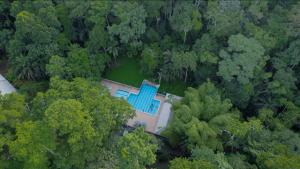 uma vista superior de uma casa com uma piscina azul em IKOGOSI WARM SPRINGS RESORT em Ikogosi