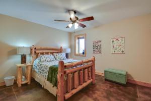 - une chambre avec un lit en bois et un ventilateur de plafond dans l'établissement Cozy Alma Mountain Retreat Fireplace and Grill, à Alma