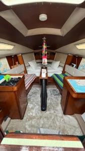 um pequeno quarto com duas camas num barco em Waterlife em Lisboa