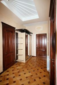 um quarto com pisos em madeira e um tecto com um closet em Spacious APT in Yerevan,Centre,Aram Street em Yerevan