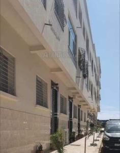 un coche aparcado frente a un edificio en Sidi rahal chat, en Sidi Rahal