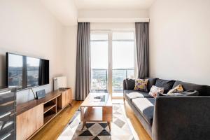 uma sala de estar com um sofá e uma televisão em Seba Suites Central Istanbul em Istambul