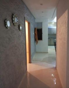 un pasillo con relojes en la pared en una habitación en Sidi rahal chat, en Sidi Rahal