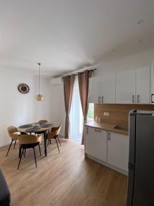 Apartman "Borićevac" في سيني: مطبخ وغرفة طعام مع طاولة وكراسي