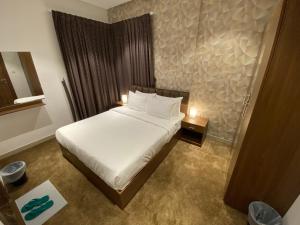 A bed or beds in a room at Days Inn By Dahlia - Furnished Apartments - Al Jahra