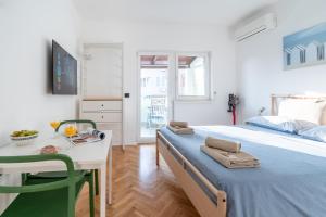Ένα ή περισσότερα κρεβάτια σε δωμάτιο στο Modern Studio with Terrace, Bikes & Parking