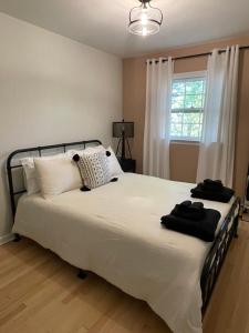 - une chambre avec un lit et des serviettes noires dans l'établissement Hudson Valley Cottage Rental 3 bedrooms Monroe NY, à Monroe