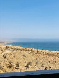 uitzicht op de oceaan vanaf de top van een heuvel bij Rayane Guest House in Taghazout