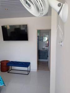 uma sala de estar com um banco azul e uma televisão em Aparta estudio 3 em Santa Marta