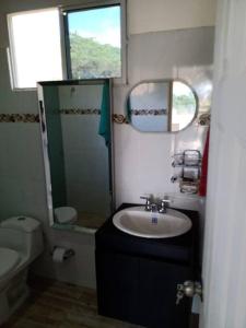 uma pequena casa de banho com um lavatório e um espelho em Aparta estudio 3 em Santa Marta