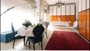 マルサラにあるPalazzo Bonventreのテーブルと椅子付きの部屋、ベッドルーム付きの部屋