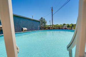 una gran piscina de agua azul en Pet-Friendly Las Cruces Home with Private Pool, en Las Cruces