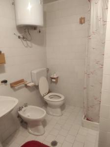 bagno bianco con servizi igienici e lavandino di Residence San Nicola 3 a San Massimo