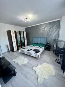 una camera con un letto e due tappeti bianchi di Eros imob a Brăila