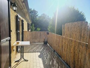 蒙布舍叙尔雅布龙Le gîte de la marquise - Elégant appartement avec terrasse -的庭院设有木栅栏和桌子。