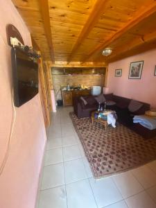 een woonkamer met een bank en een tafel bij Peñon de velez de la gomera in Al Hoceïma