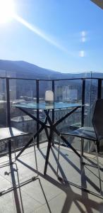 - Balcón con mesa de cristal y 2 sillas en Smartest Home and Location in Tbilisi Vake, en Tiflis