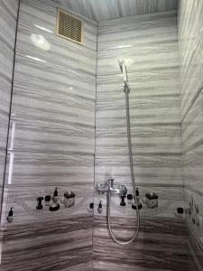 bagno con doccia e 2 lavandini di Maison Berj a Oualidia