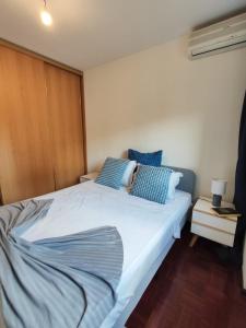 MealhadaにあるTelma Roomのベッドルーム(青い枕の大きな白いベッド付)