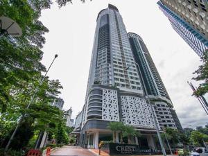 un edificio alto con un cartel delante en Crest Residence Klcc Bukit Bintang by Sarah's Lodge, en Kuala Lumpur