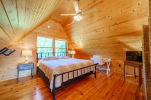 TV/trung tâm giải trí tại Adirondack Alpine Cabin with Hot Tub, Near Whiteface, Lake Placid, Game Rm, Fenced Yard, Views