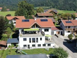 een luchtzicht op een huis met zonnepanelen erop bij Ferienwohnung Gelb - Chiemgau Karte in Inzell