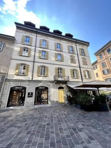 een groot gebouw aan een straat in een stad bij Casa Cambria in Como