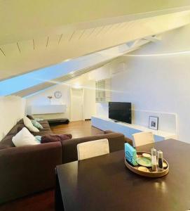 een woonkamer met een bank en een tafel bij Casa Cambria in Como