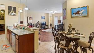 una cucina e un soggiorno con tavolo e sedie di Executive 3 Bedroom Villa at Universal a Orlando