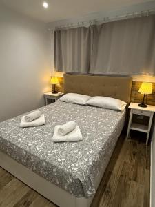 ein Schlafzimmer mit einem Bett mit zwei Handtüchern darauf in der Unterkunft Beautiful Apartment Aguycan Beach 120 Playa del Aguila Maspalomas Gran Canaria in Maspalomas