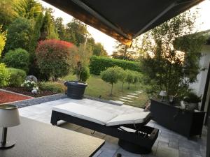 een patio met een bank en een tafel in de tuin bij Suite Couture in Ernestviller