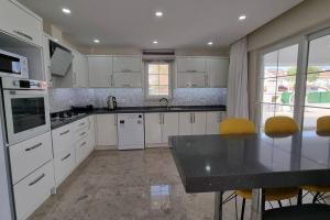 Kuchyň nebo kuchyňský kout v ubytování Dalyan Villa Hannibal