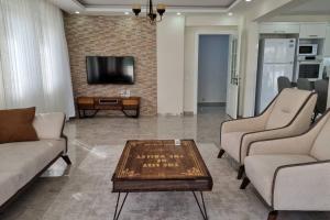 TV a/nebo společenská místnost v ubytování Dalyan Villa Hannibal