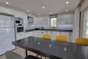 Kuchyň nebo kuchyňský kout v ubytování Dalyan Villa Hannibal