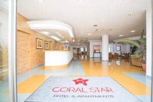 - un hall avec un hôtel et des appartements coralliens dans l'établissement Coral Star Apartments, à Bahía de Sant Antoni