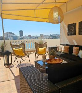 A seating area at El ático de Concha
