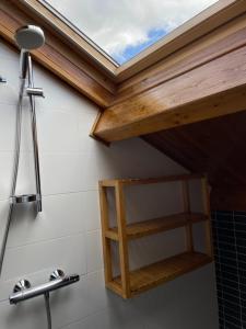 Duplex en Casco Histórico في ليون: المنور في الحمام ذو السقف الخشبي