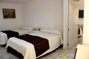 una habitación de hotel con 2 camas en una habitación en Hotel Plaza Caribe, en Cancún