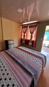ein großes Bett in einem Zimmer mit Fenster in der Unterkunft Hotel Gitana Corcovado, y Tour operador in Drake