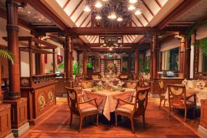 uma grande sala de jantar com mesas e cadeiras em ITC Grand Central, a Luxury Collection Hotel, Mumbai em Mumbai