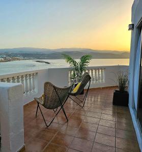 ラスパルマス・デ・グランカナリアにあるEl ático de Conchaの海の景色を望むバルコニー(椅子2脚付)
