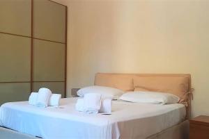 a bed with white towels on top of it at Cozy flat in Testaccio in Rome