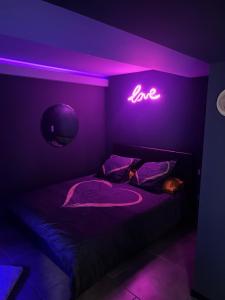 Ένα ή περισσότερα κρεβάτια σε δωμάτιο στο Chill & Love Bergerac
