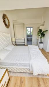 Säng eller sängar i ett rum på Neubau stilvolle Dachgeschoss City Wohnung