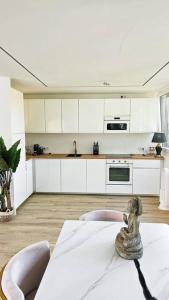 Ett kök eller pentry på Neubau stilvolle Dachgeschoss City Wohnung