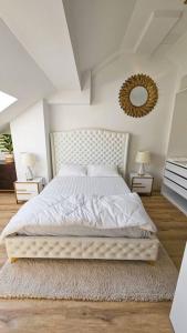 Säng eller sängar i ett rum på Neubau stilvolle Dachgeschoss City Wohnung