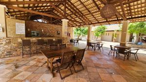 un patio con mesas y sillas de madera en un edificio en Pipa Paradise, en Pipa