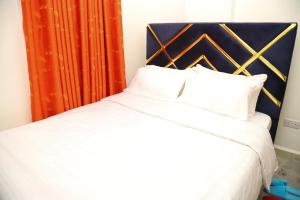 - un lit blanc avec 2 oreillers dans l'établissement My Cozy Home By BC, à Nairobi